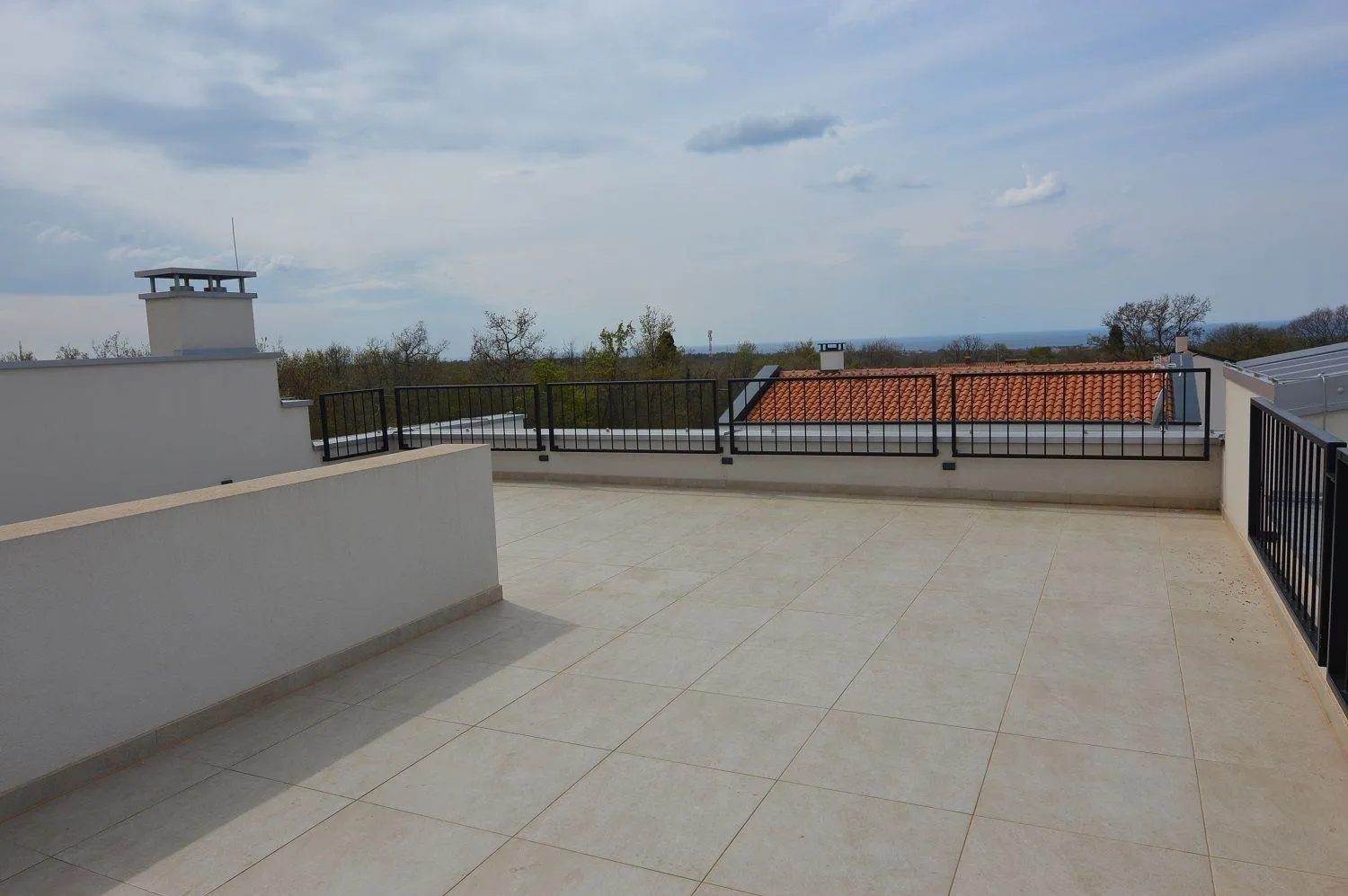 poreč okolica-stan na 1 katu sa krovnom terasom -pogled more (prodaja) - slika 2