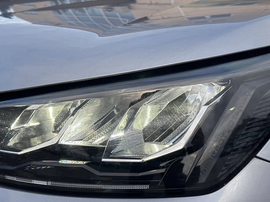 peugeot 2008 1,2 * nove gume* servisiran * jamstvo 24 mj. - slika 23