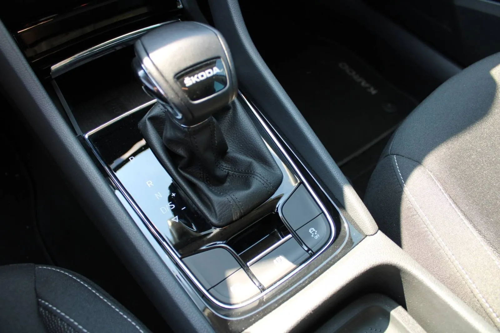 škoda karoq 1.5 tsi dsg *led, navigacija, kamera* - slika 24