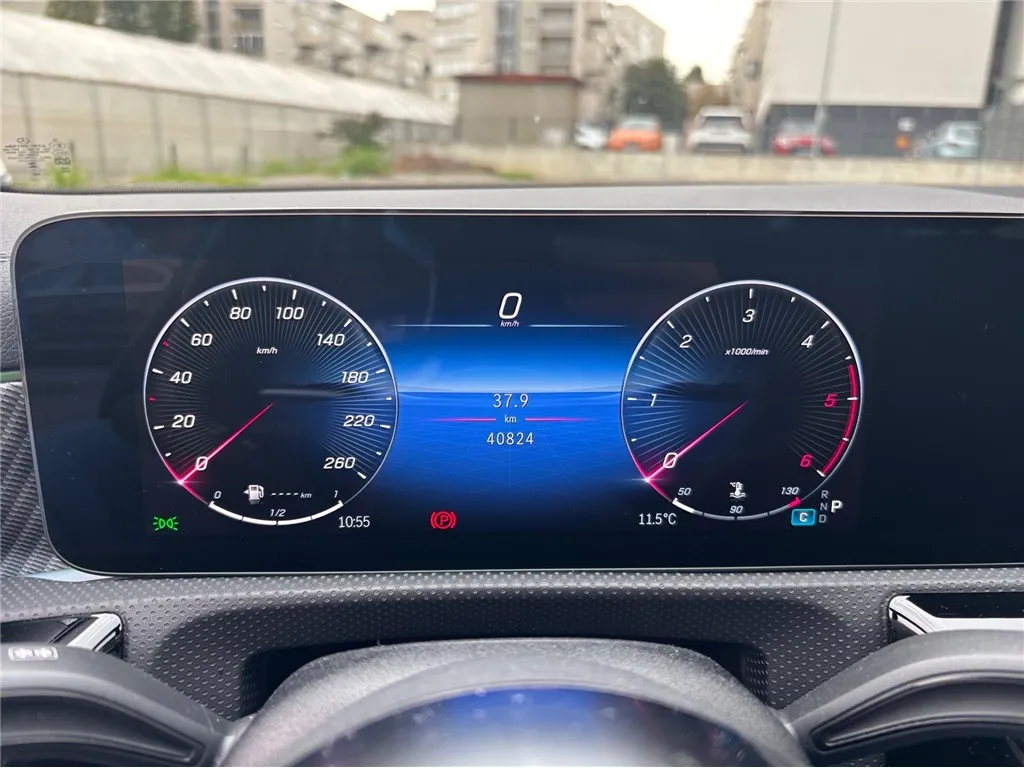 mercedes-benz cla klasa cla 180d automatik luxury line - slika 14
