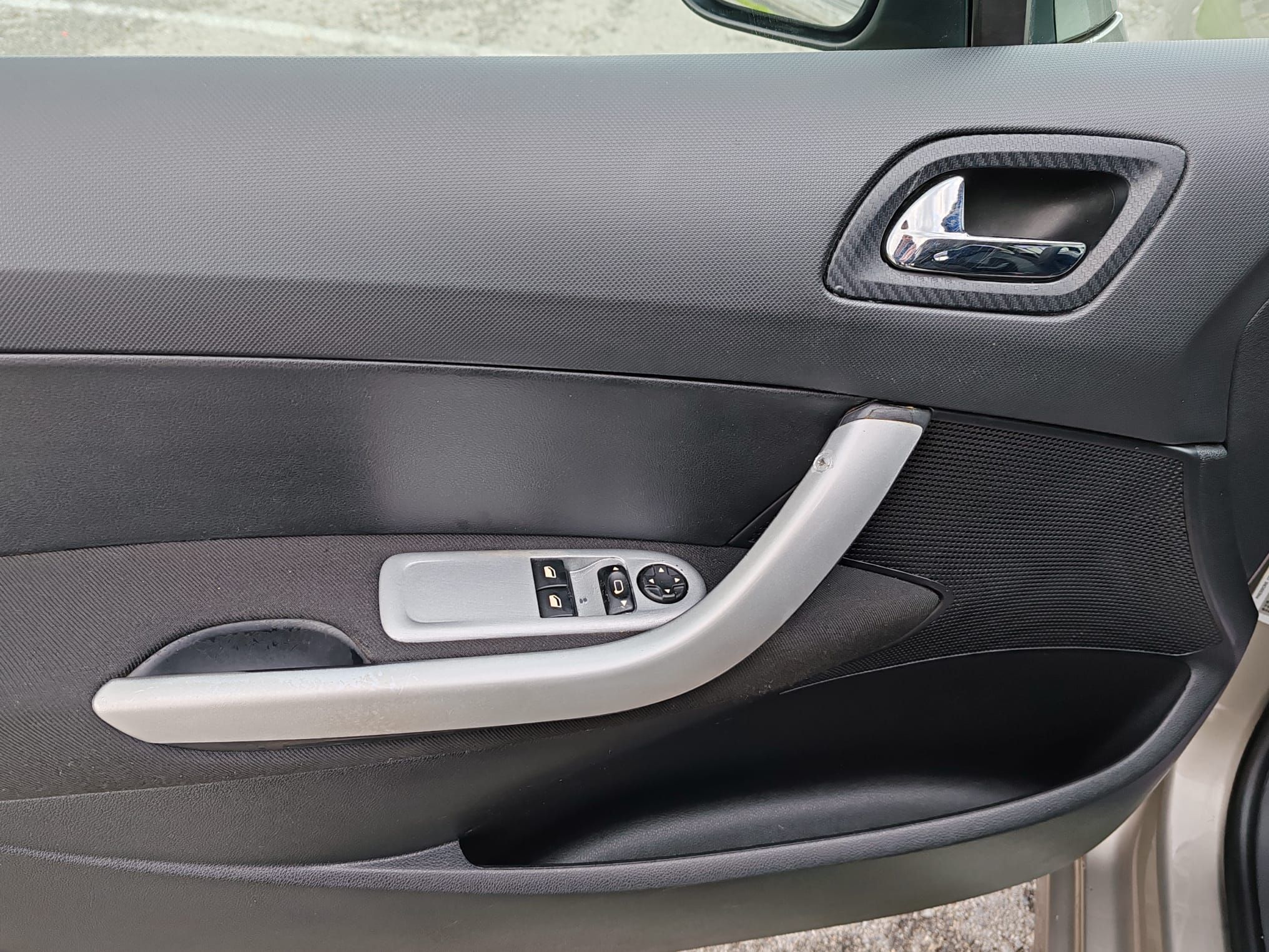 peugeot 308 1,6 hdi 275000 km , 2011, reg-02/26 - slika 12