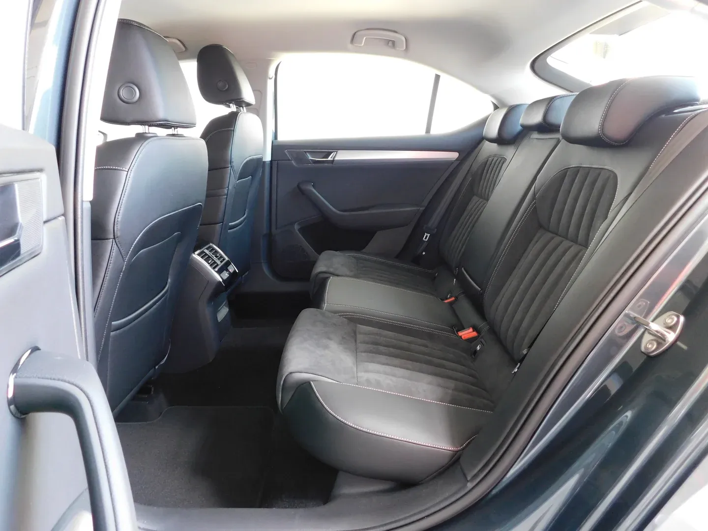 07400 škoda superb business 2.0 tdi dsg - slika 14
