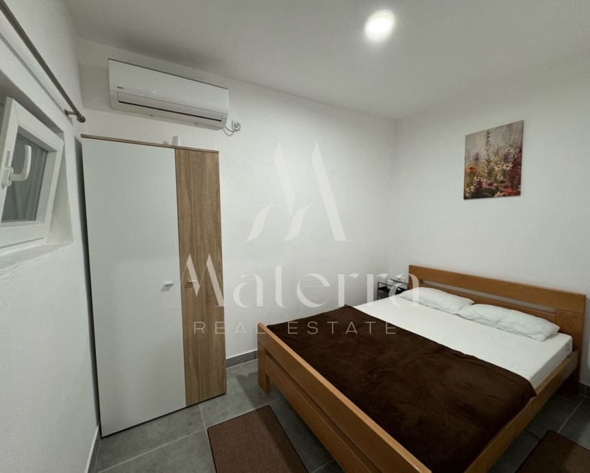 novouređena kuća sa 6 apartmana, plaža 350m (prodaja) - slika 17