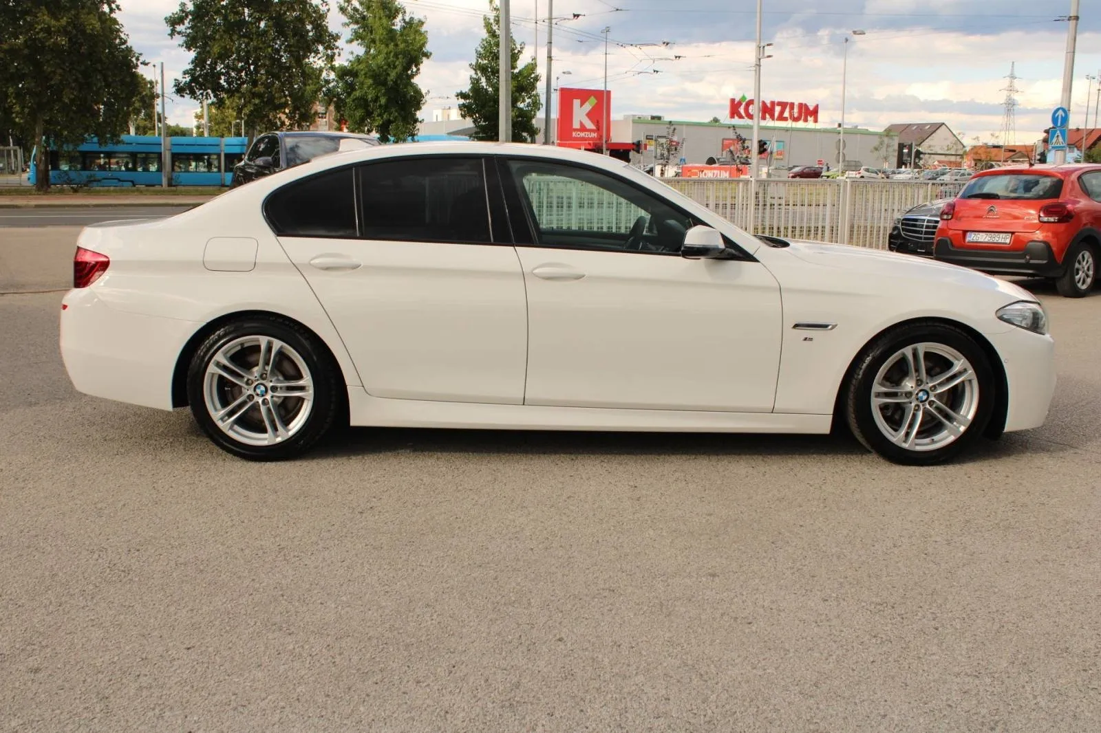 bmw serija 5 520d automatik m-paket *navigacija* - slika 4