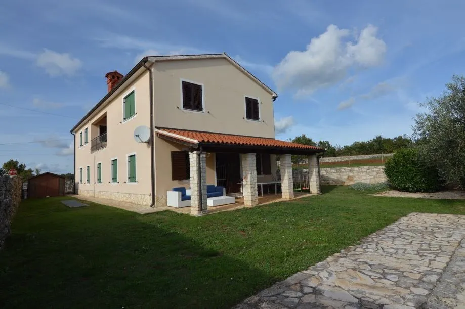 sveti lovreč- kuća na prodaji sa ogromnim bazenom (prodaja) - slika 1