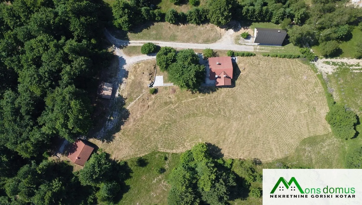 8843 m2 građevinskog zemljišta, dvije vikend kuće i garaža - slika 3