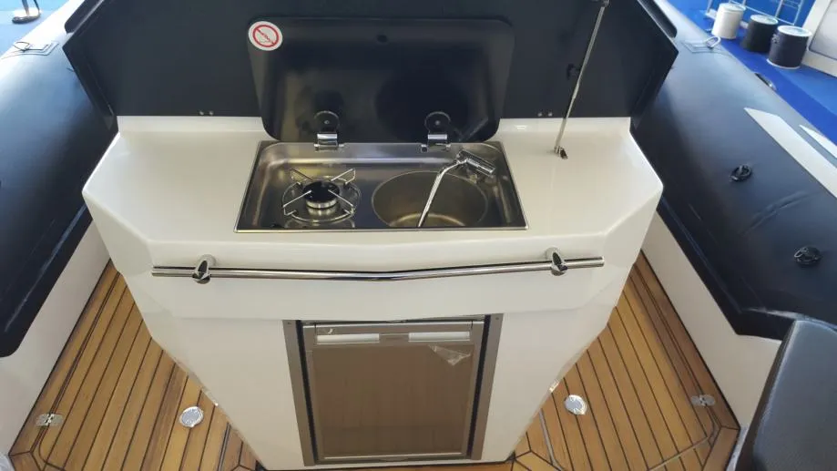 shark 38 hardtop powered by inboard diesel - slika 6
