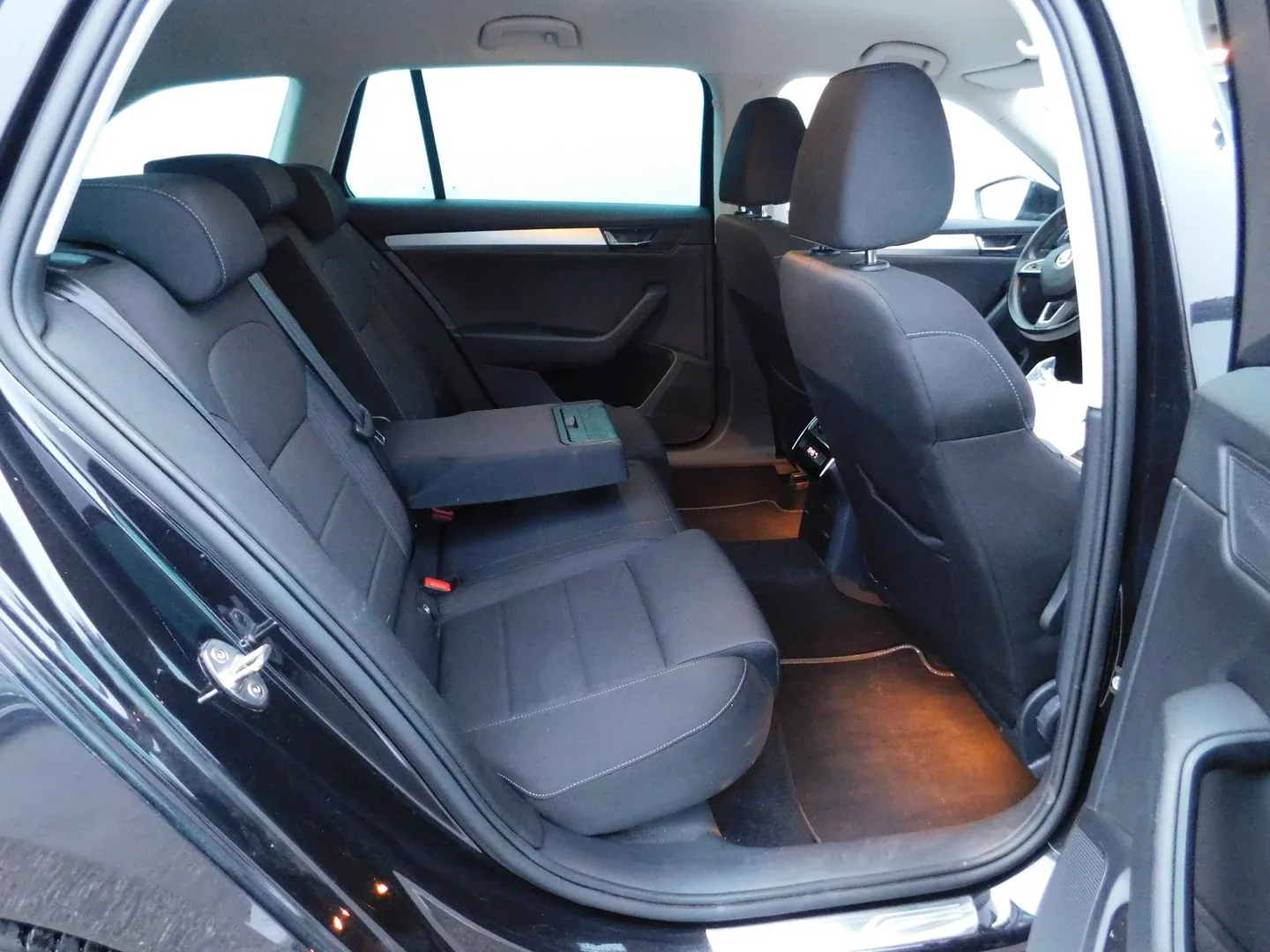 09189 škoda superb combi ambition 1.6 tdi - slika 12