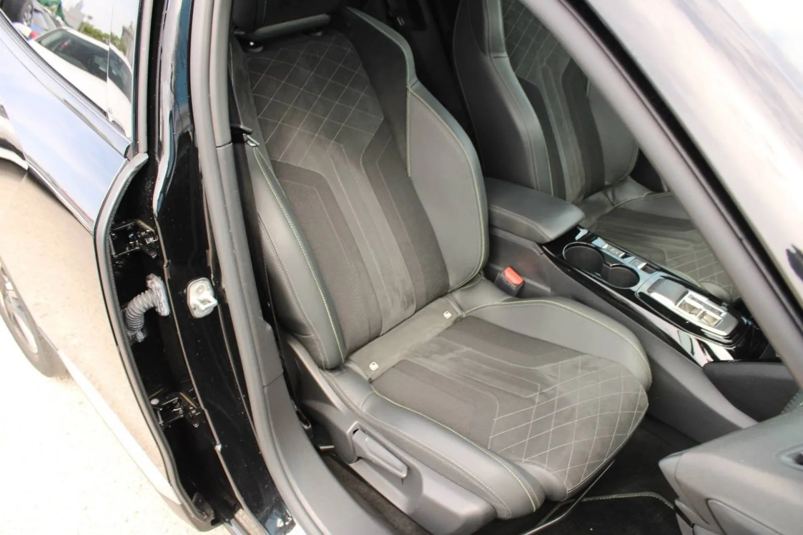 peugeot 2008 155 gt line automatik *panorama, led, kamera* - slika 18