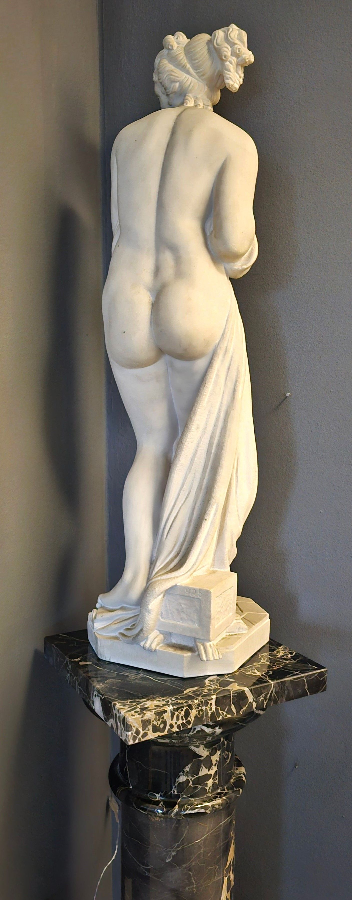 skulptura venera italica na podestu od mramora - slika 4