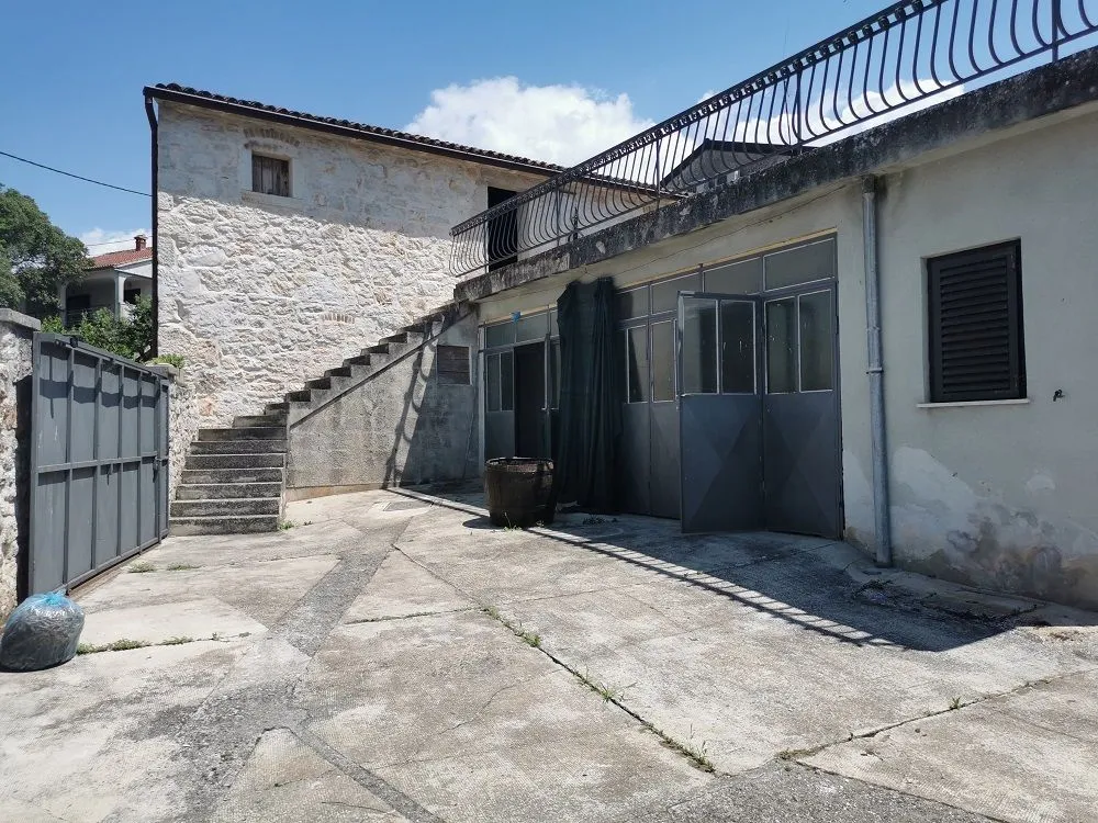 vrsar 7 km-kamena kuća na prodaji - slika 2