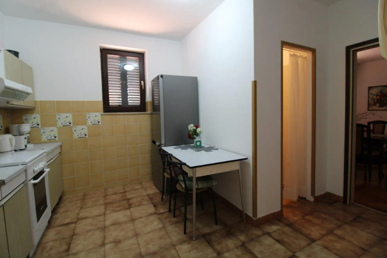 poreč-kuća sa stana na 1500 m od mora - slika 19