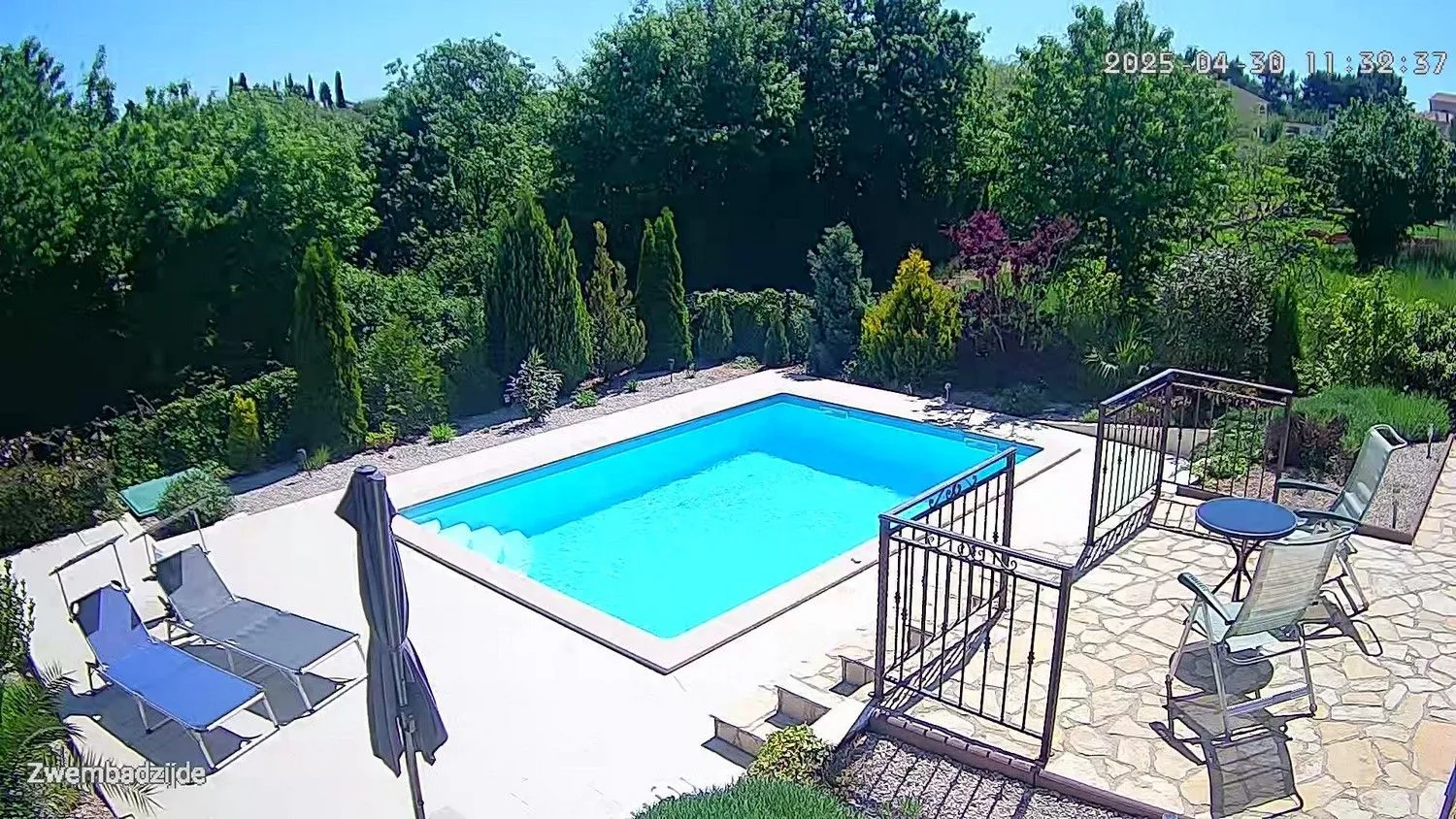 kaštelir- kuća sa bazenom okružena zelenilom - slika 4