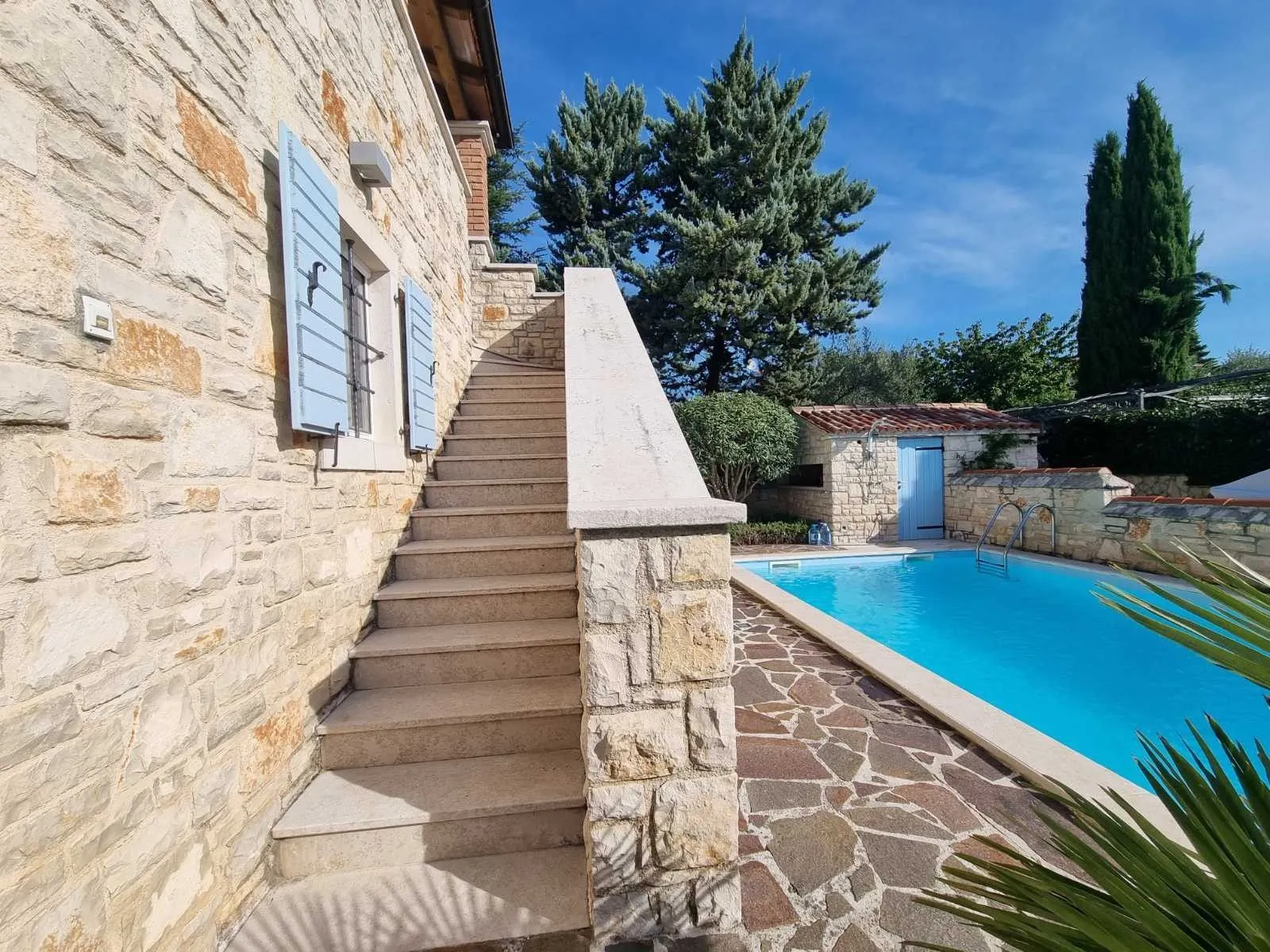 poreč okolica -mediteranska vila sa bazenom 1000 m od plaže - slika 4