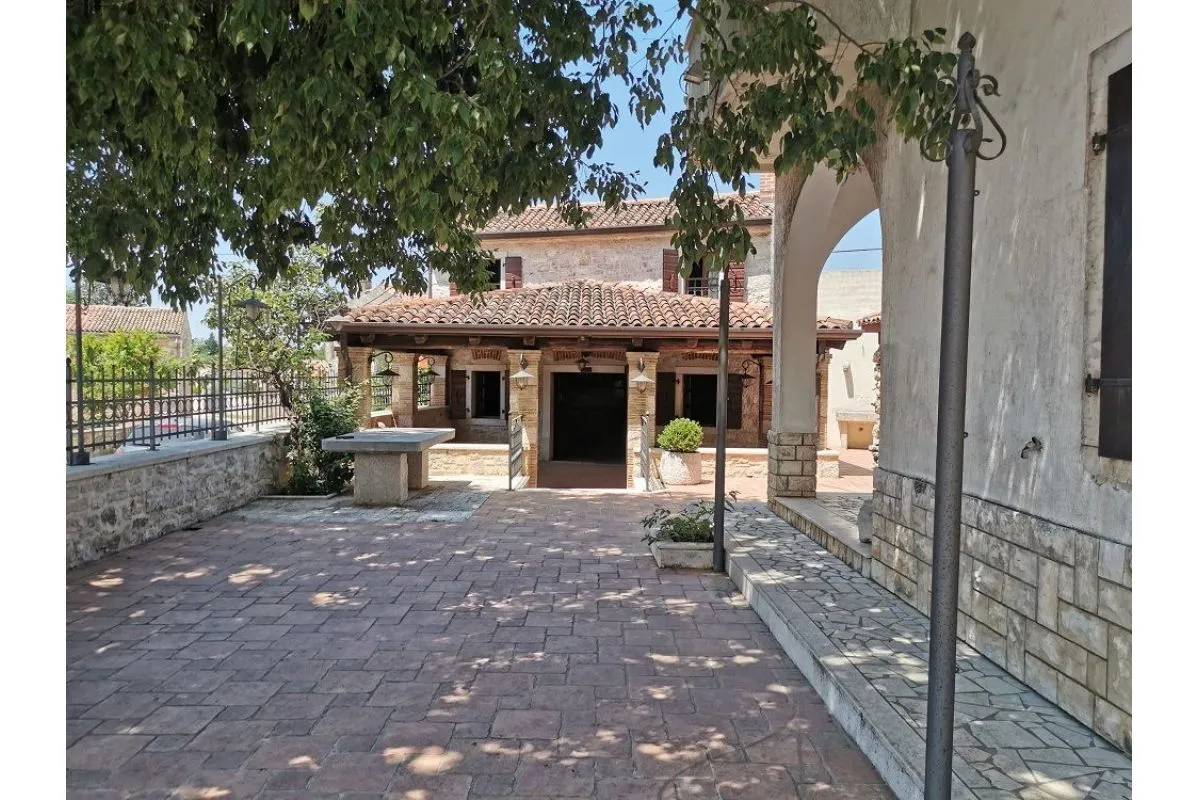vrsar-imanje sa 3 kuće - slika 11
