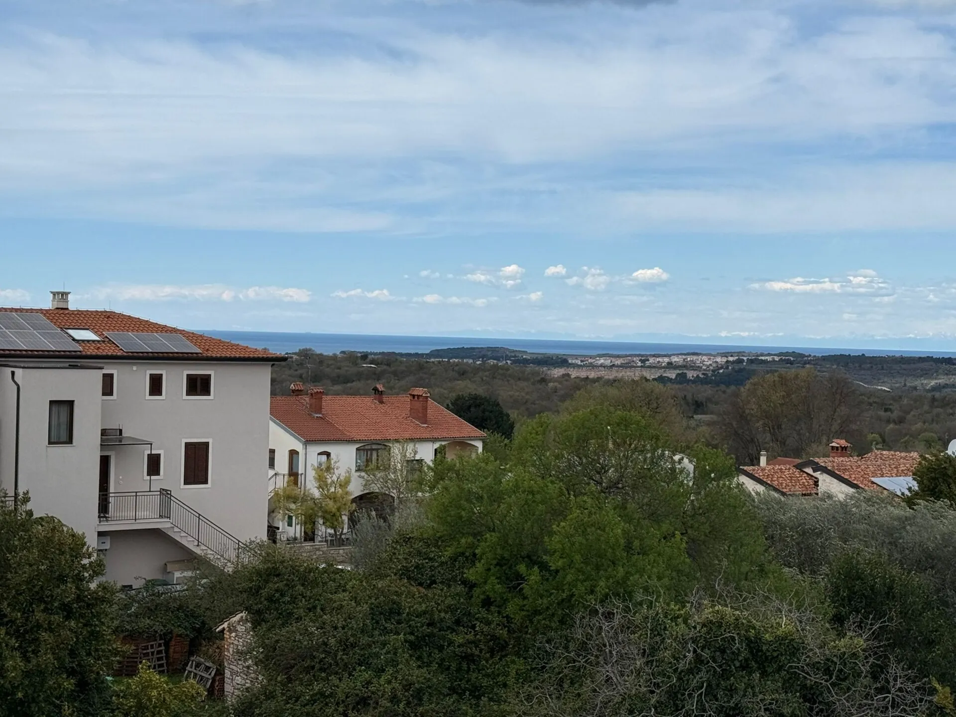 tar-dvoetažni stan u novogradnji -panoramski pogled na more - slika 7