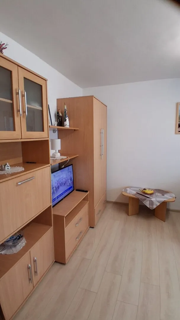 uređen stan u červar-poratu – korak do mora! - slika 6