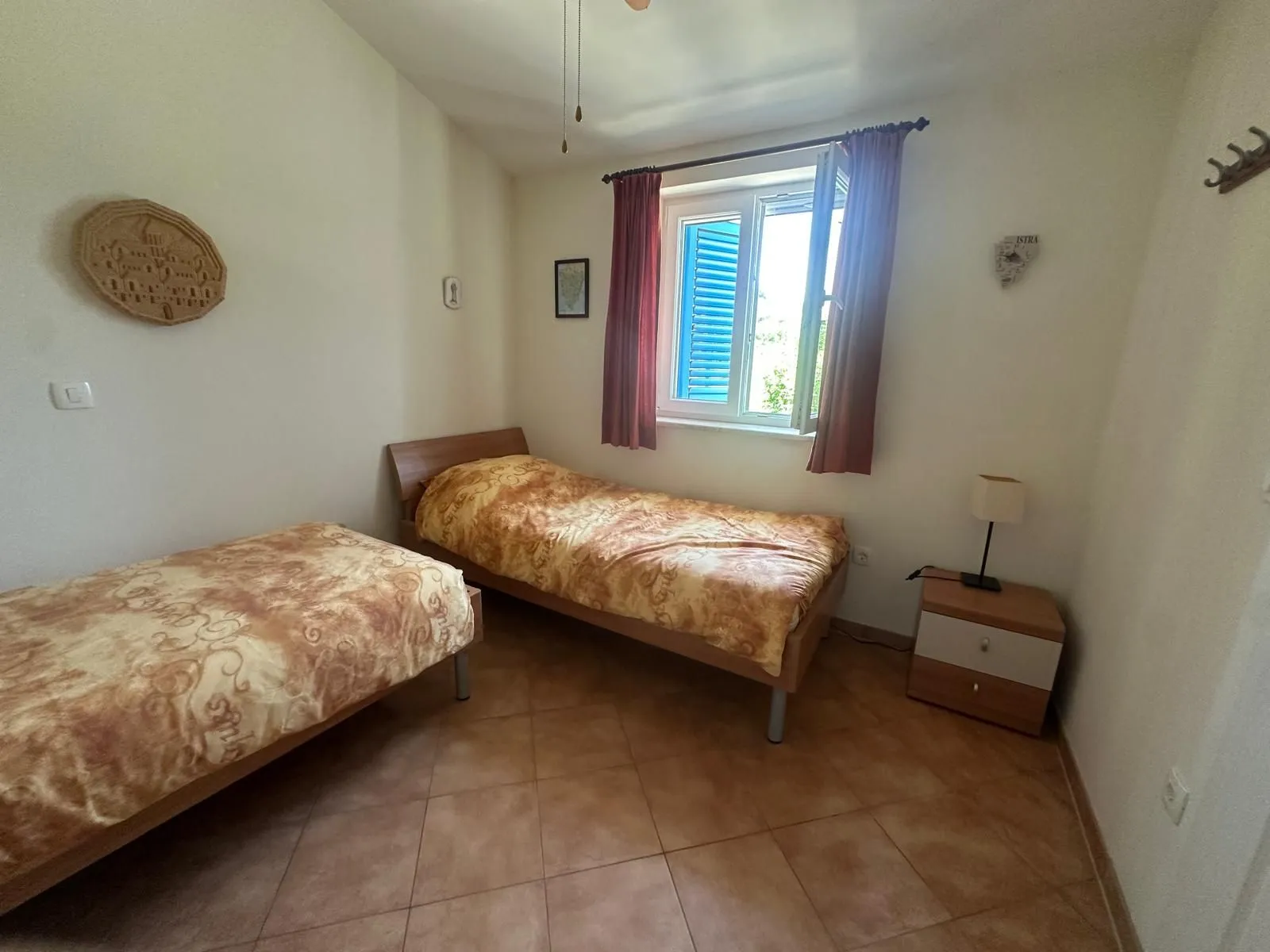 kaštelir- kuća sa bazenom okružena zelenilom - slika 19