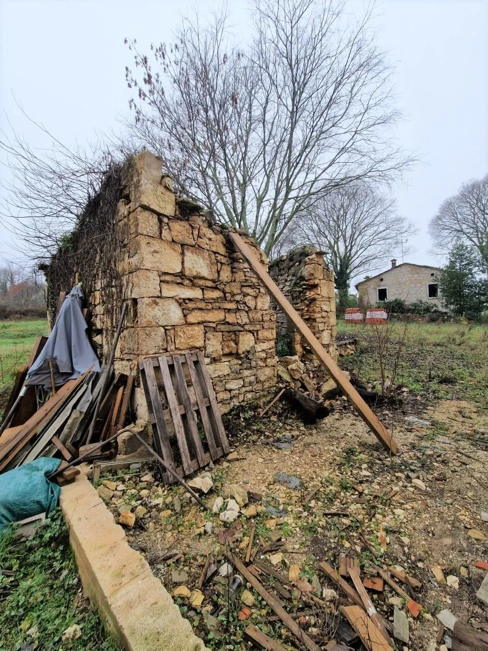 motovun-kamena kuća na prodaji sa velikom okućnicom - slika 14