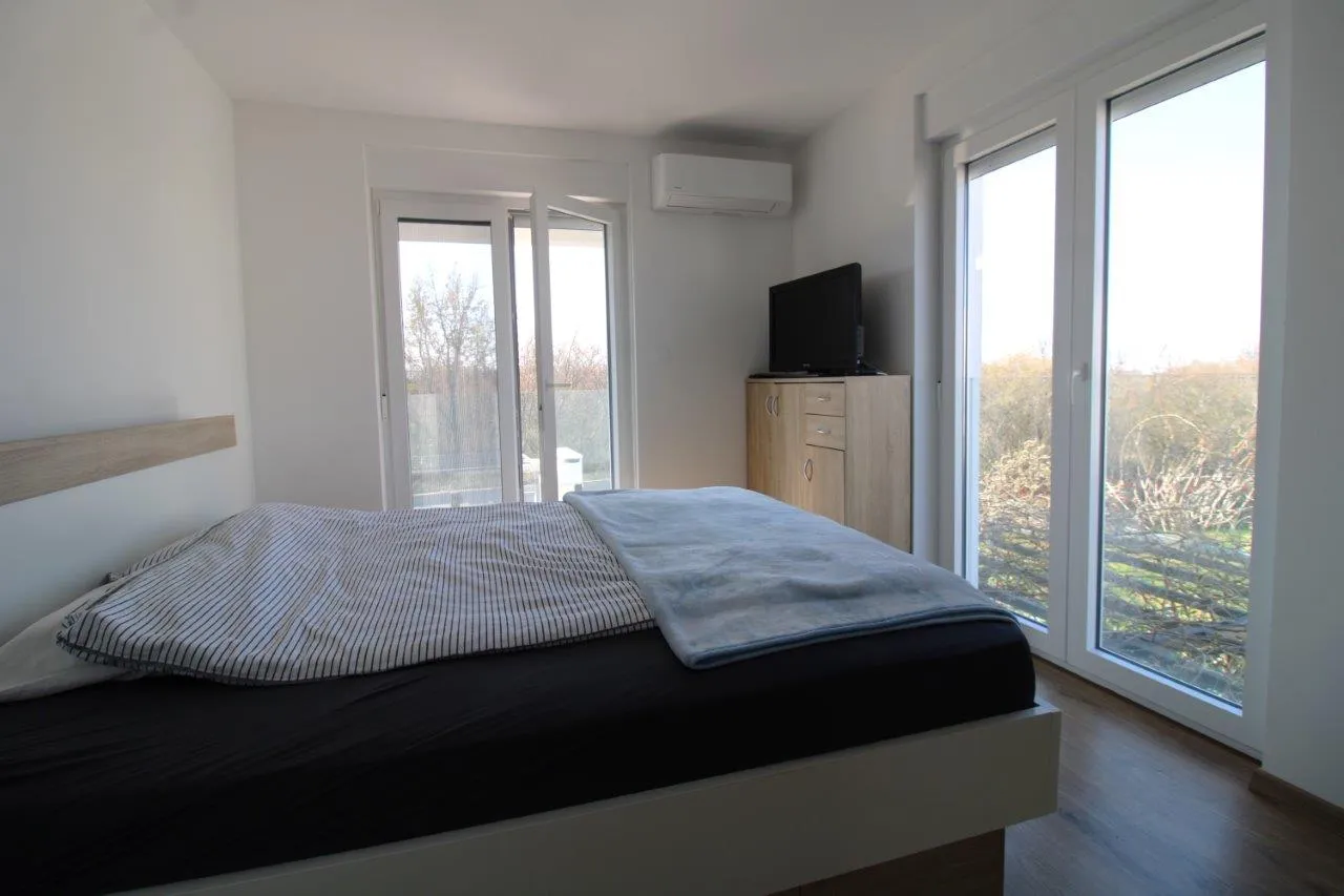 poreč 5 km- kuća sa dodatnim apartmanom na prodaji - slika 17