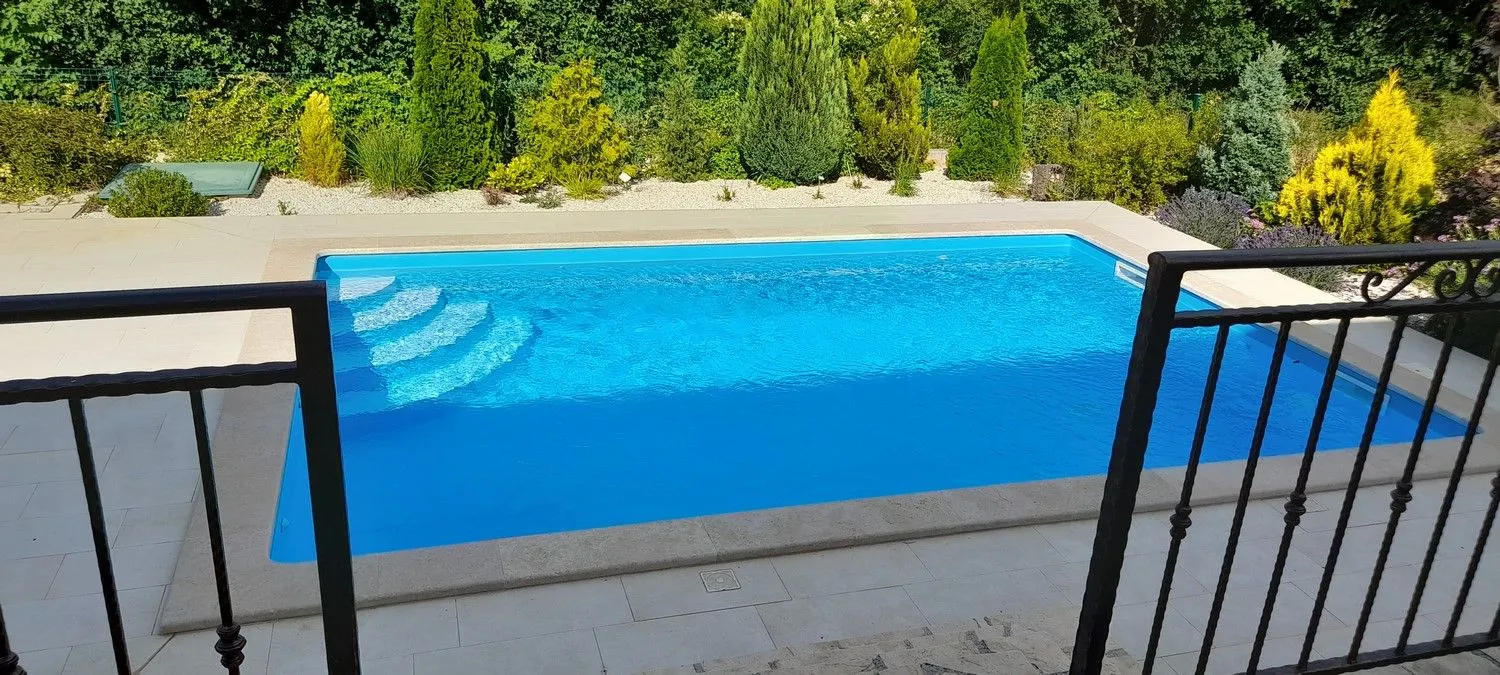 kaštelir- kuća sa bazenom okružena zelenilom - slika 5