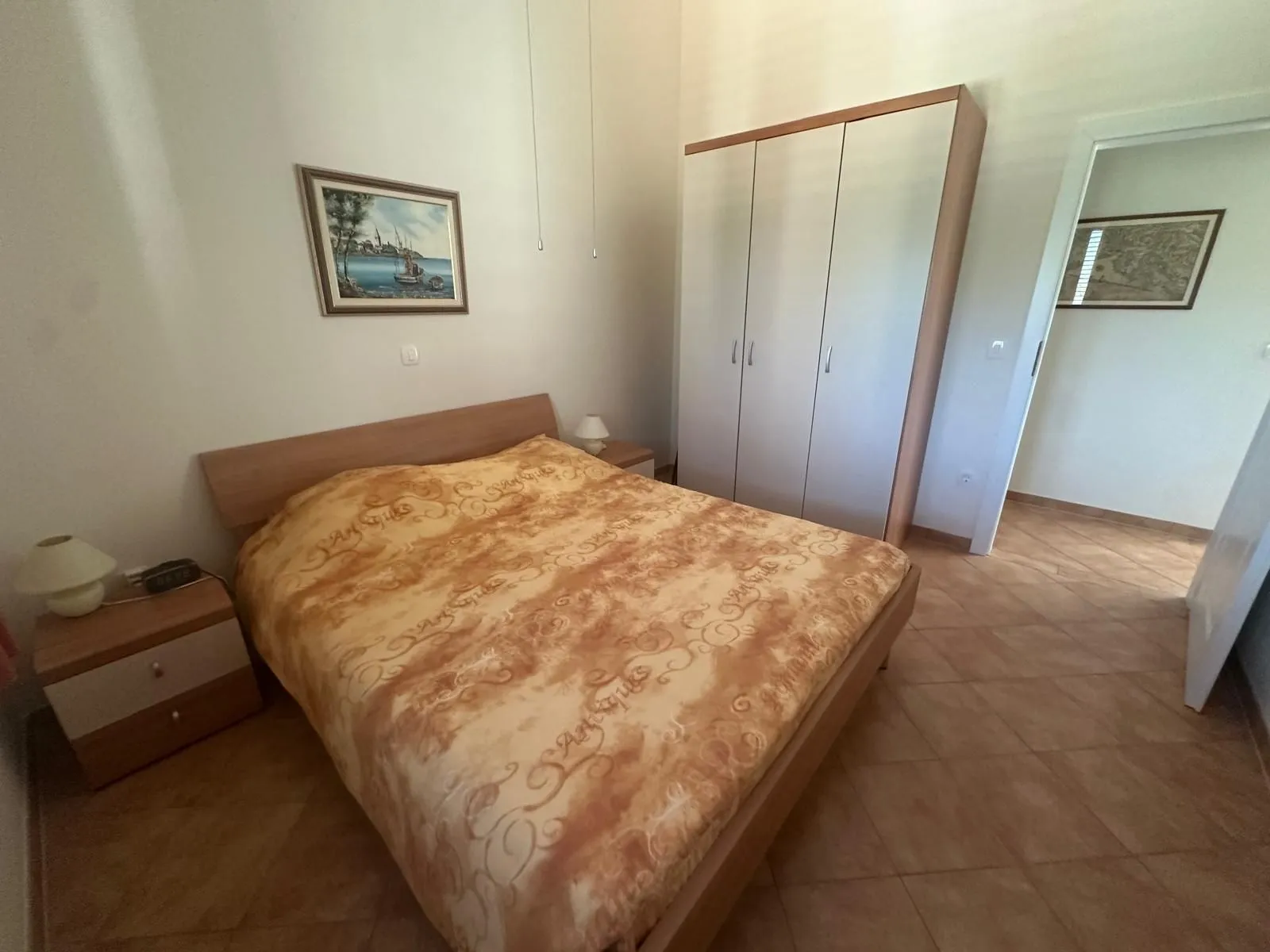 kaštelir- kuća sa bazenom okružena zelenilom - slika 16