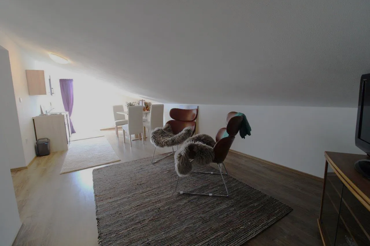 poreč 5 km- kuća sa dodatnim apartmanom na prodaji - slika 15