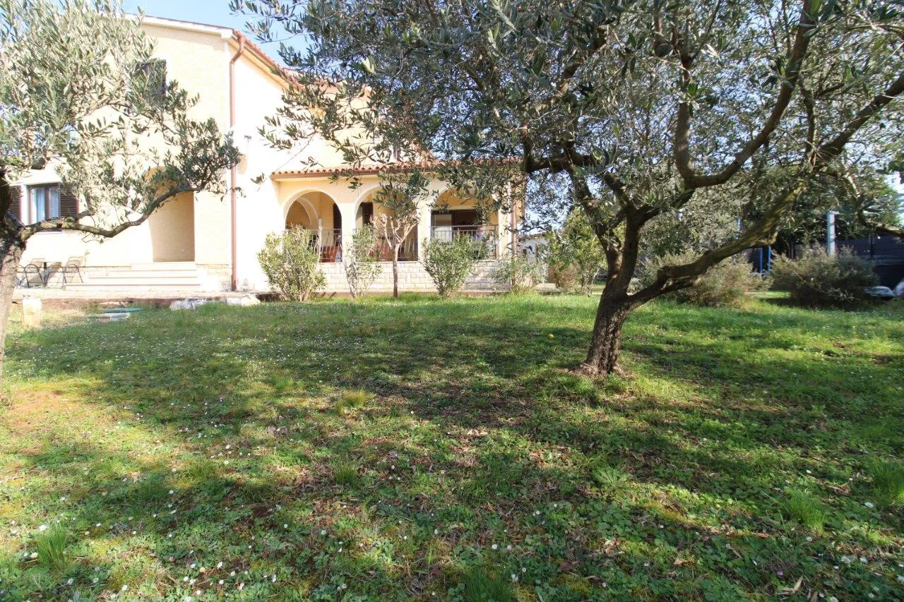 poreč-kuća sa stana na 1500 m od mora - slika 3