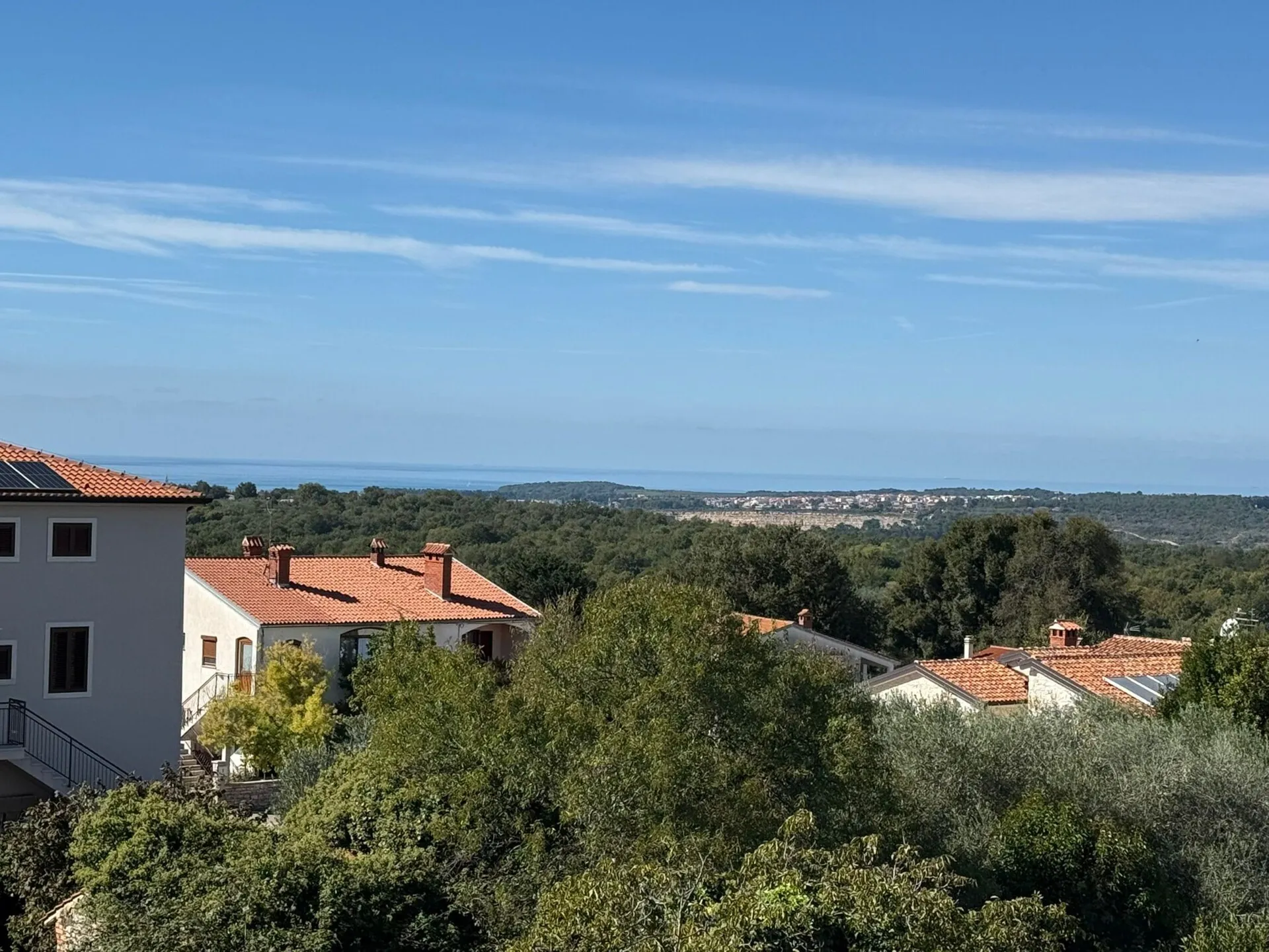 tar-dvoetažni stan u novogradnji -panoramski pogled na more - slika 6