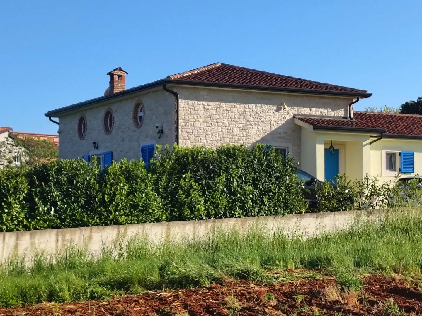 kaštelir- kuća sa bazenom okružena zelenilom - slika 25