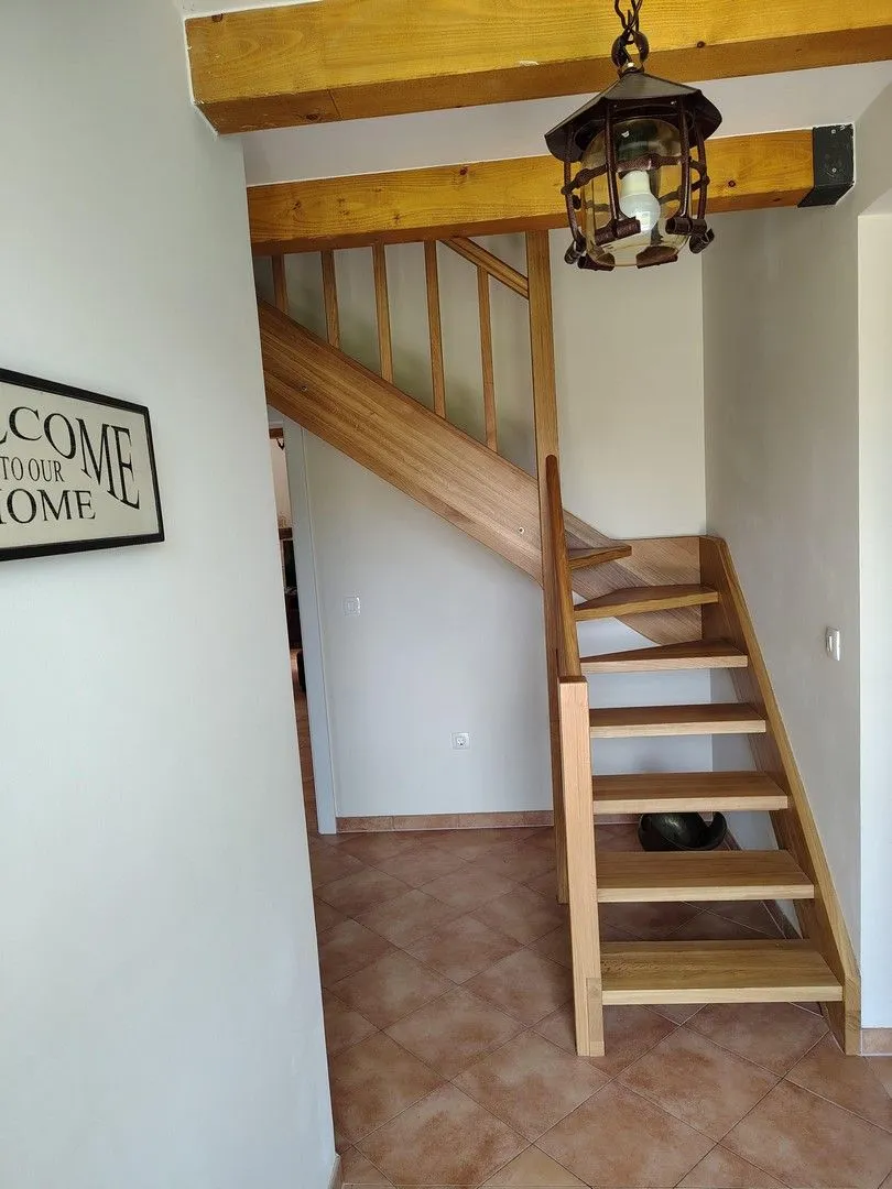 kaštelir- kuća sa bazenom okružena zelenilom - slika 18