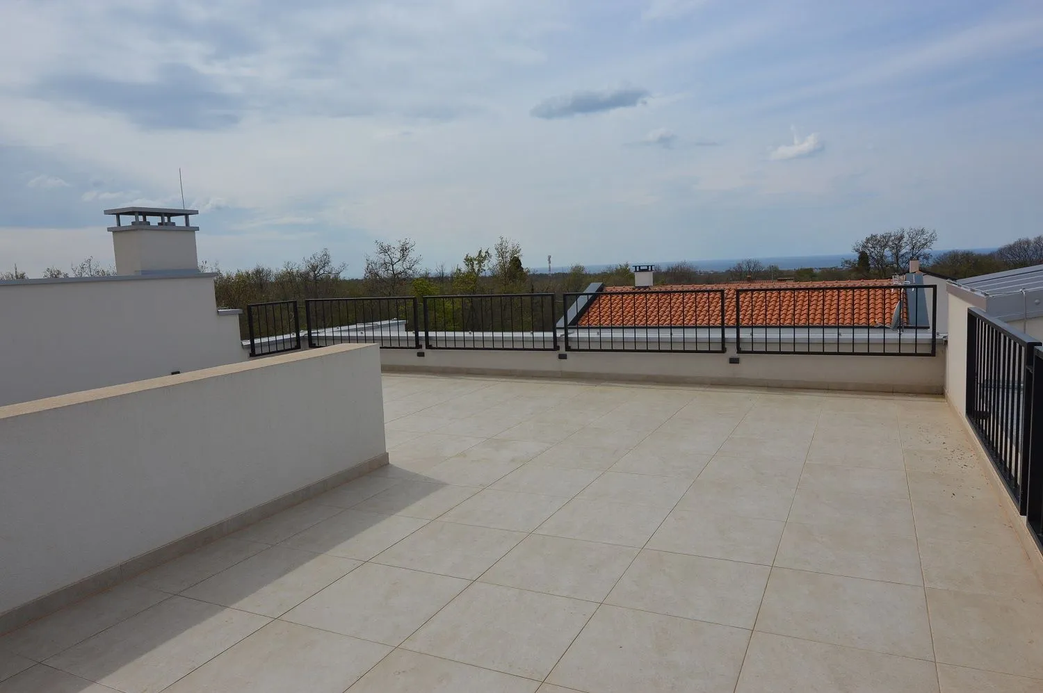 poreč okolica-stan na 1 katu sa krovnom terasom -pogled more - slika 18