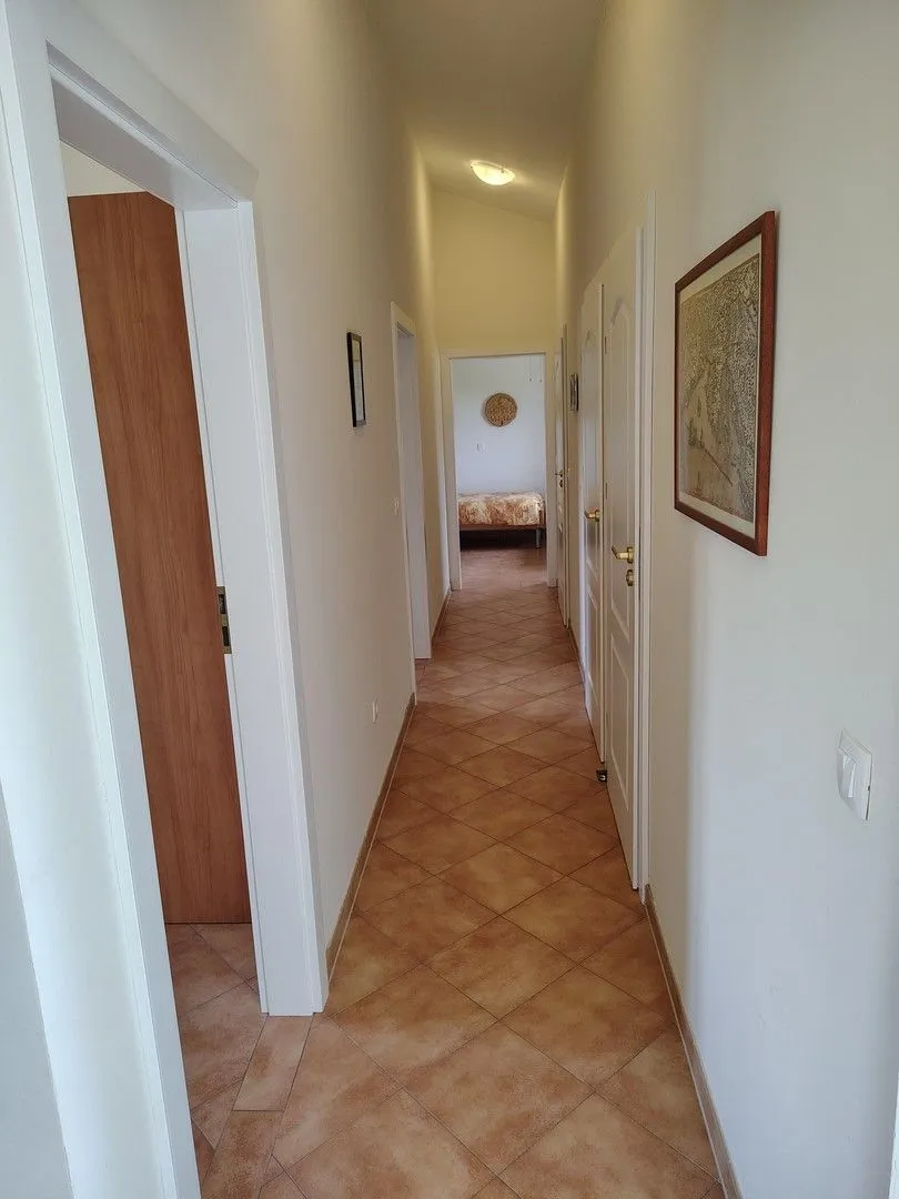 kaštelir- kuća sa bazenom okružena zelenilom - slika 7