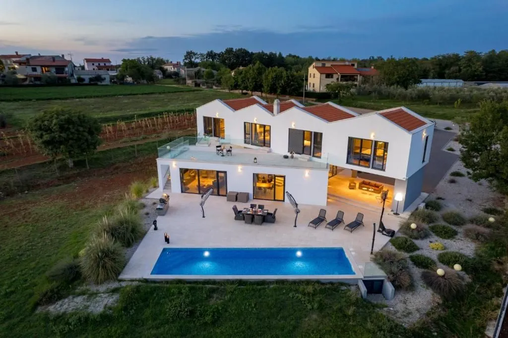 poreč-luksuzna vila na prostranoj okućnici - slika 28
