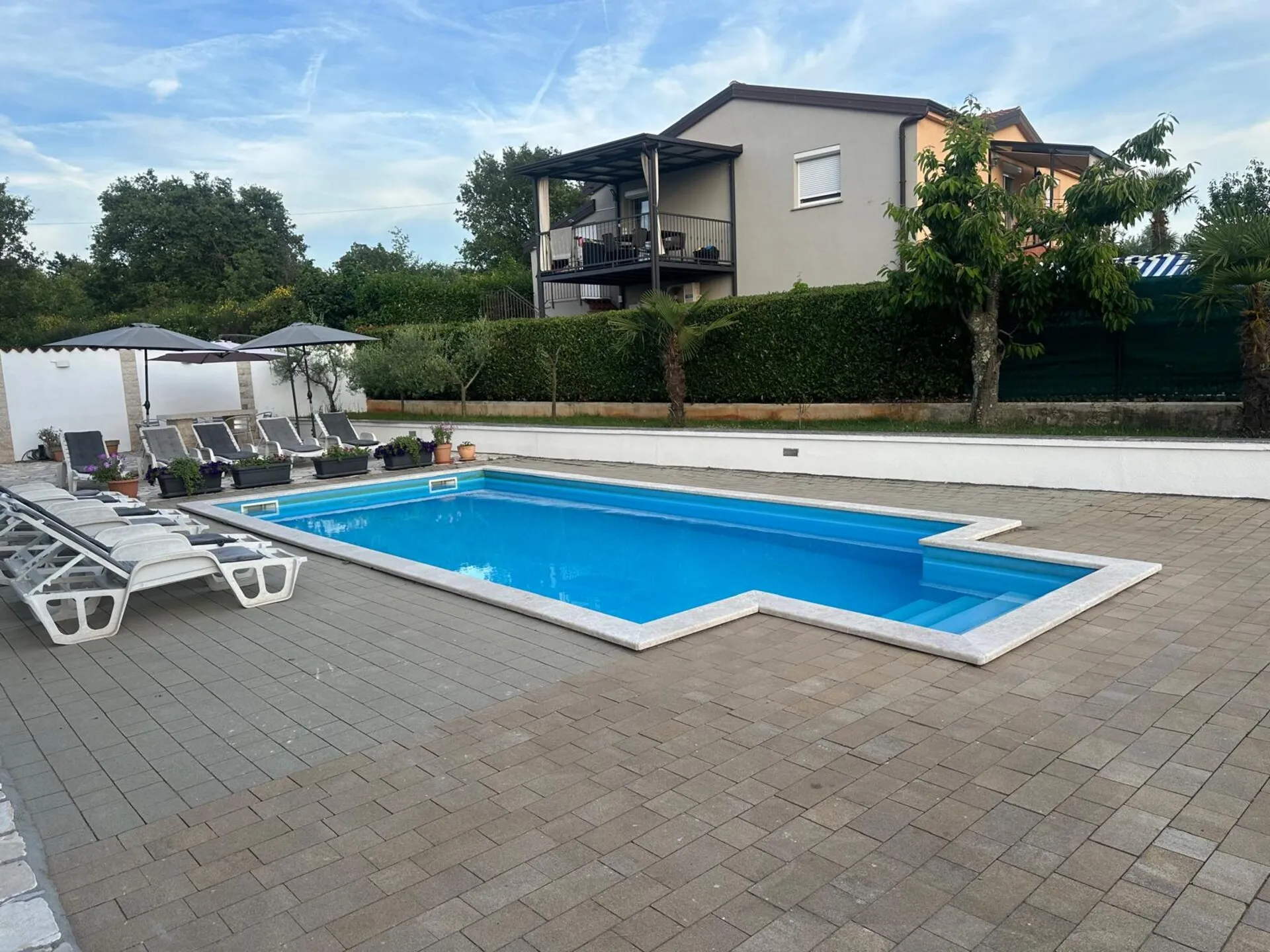 ekskluzivna stambeno-poslovna zgrada s bazenom i pogledom na more – poreč - slika 2
