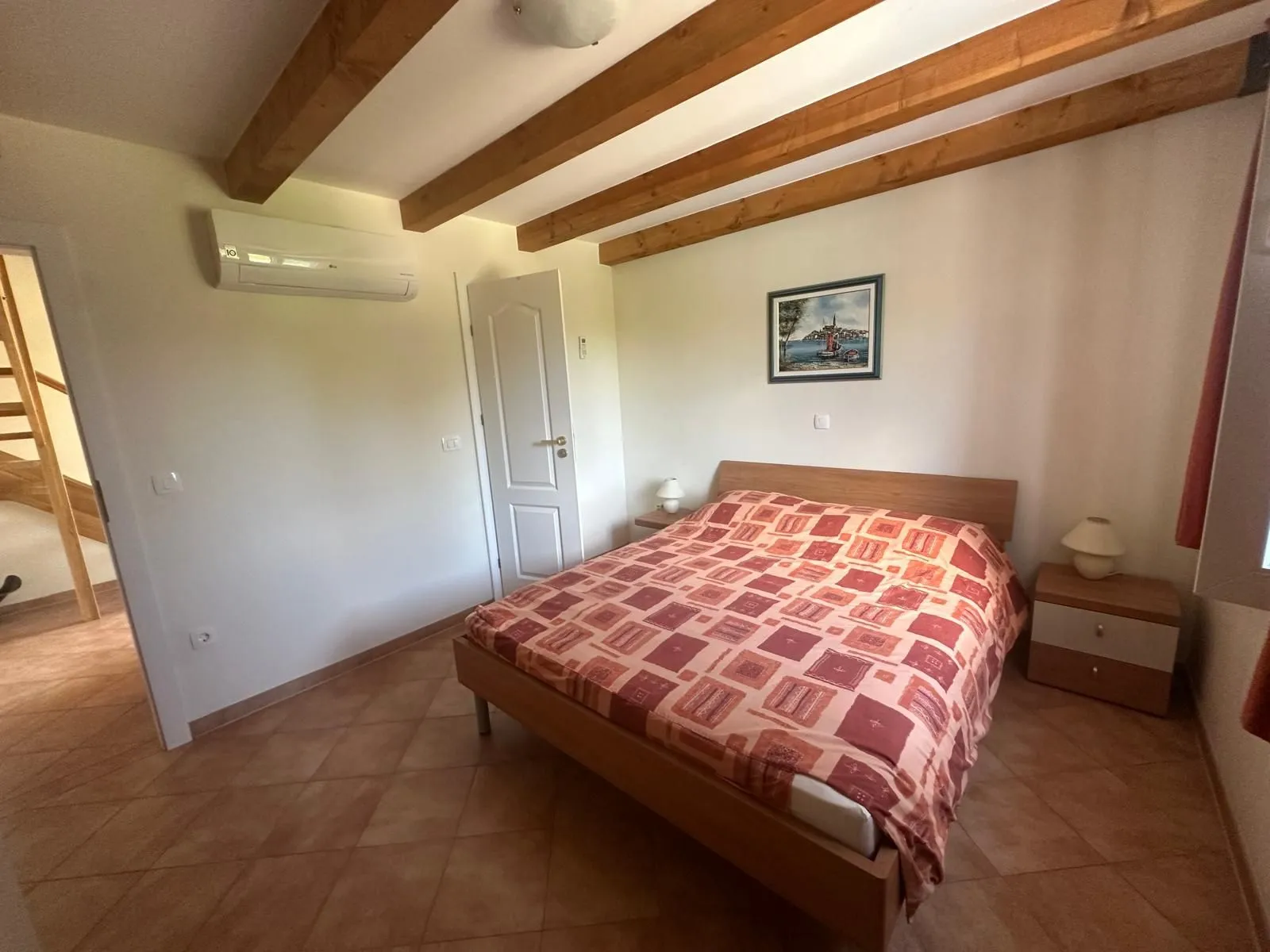 kaštelir- kuća sa bazenom okružena zelenilom - slika 13