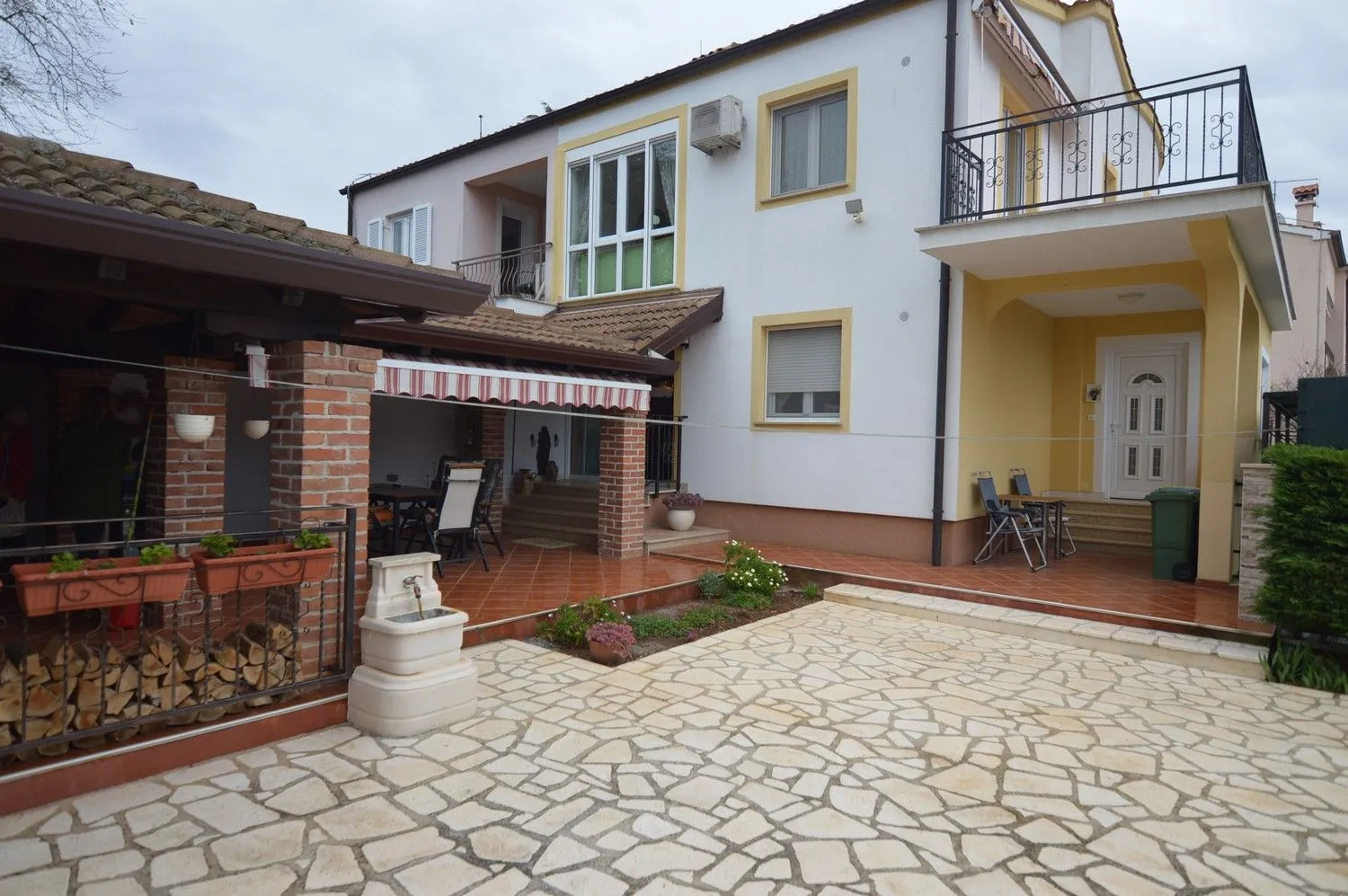 poreč 2 km -kuća sa dva stana na prodaji - slika 26