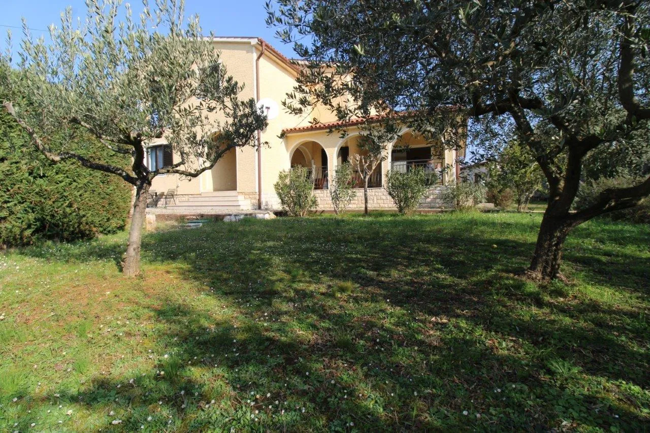 poreč-kuća sa stana na 1500 m od mora - slika 2