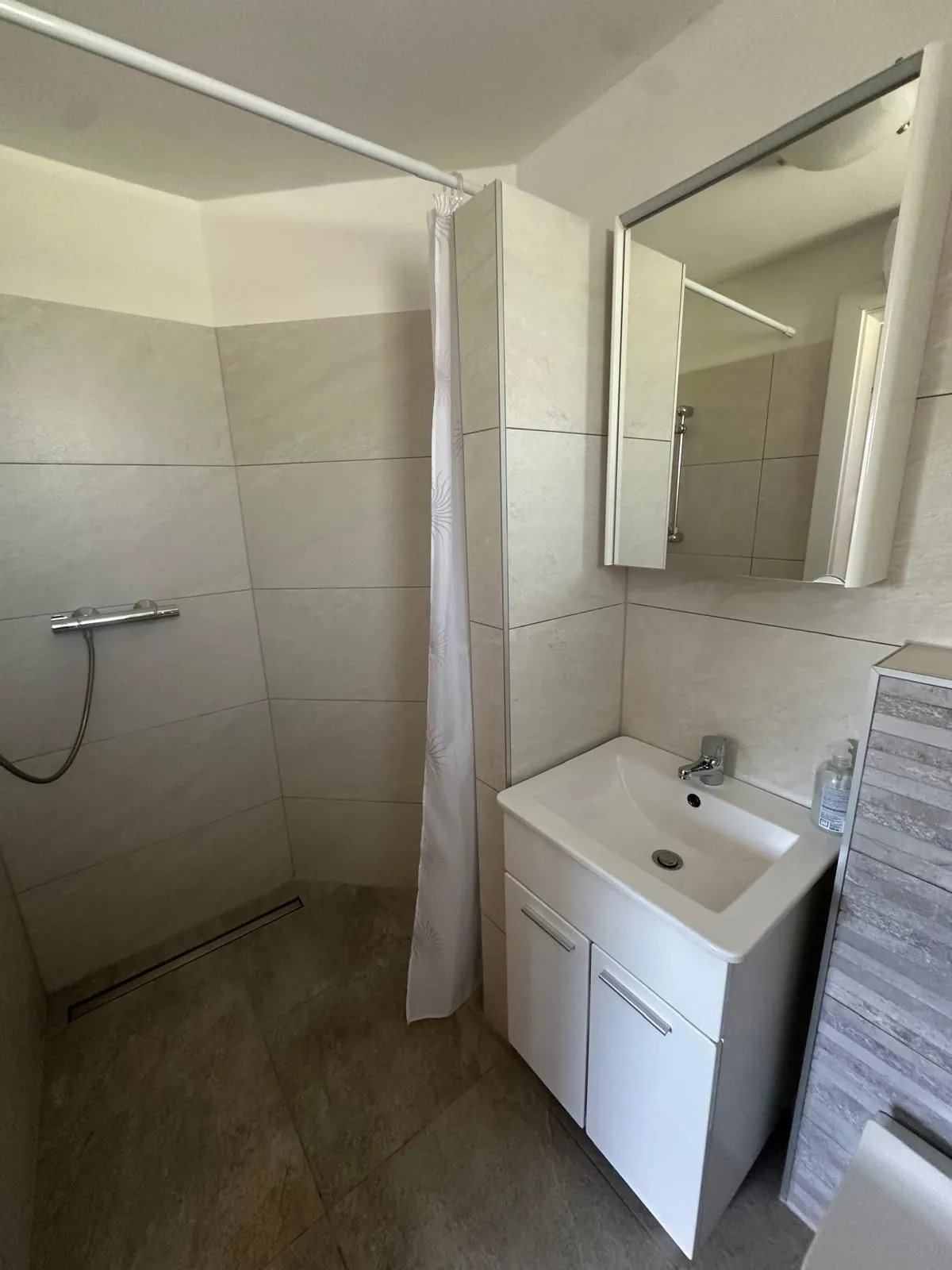 kaštelir- kuća sa bazenom okružena zelenilom - slika 14