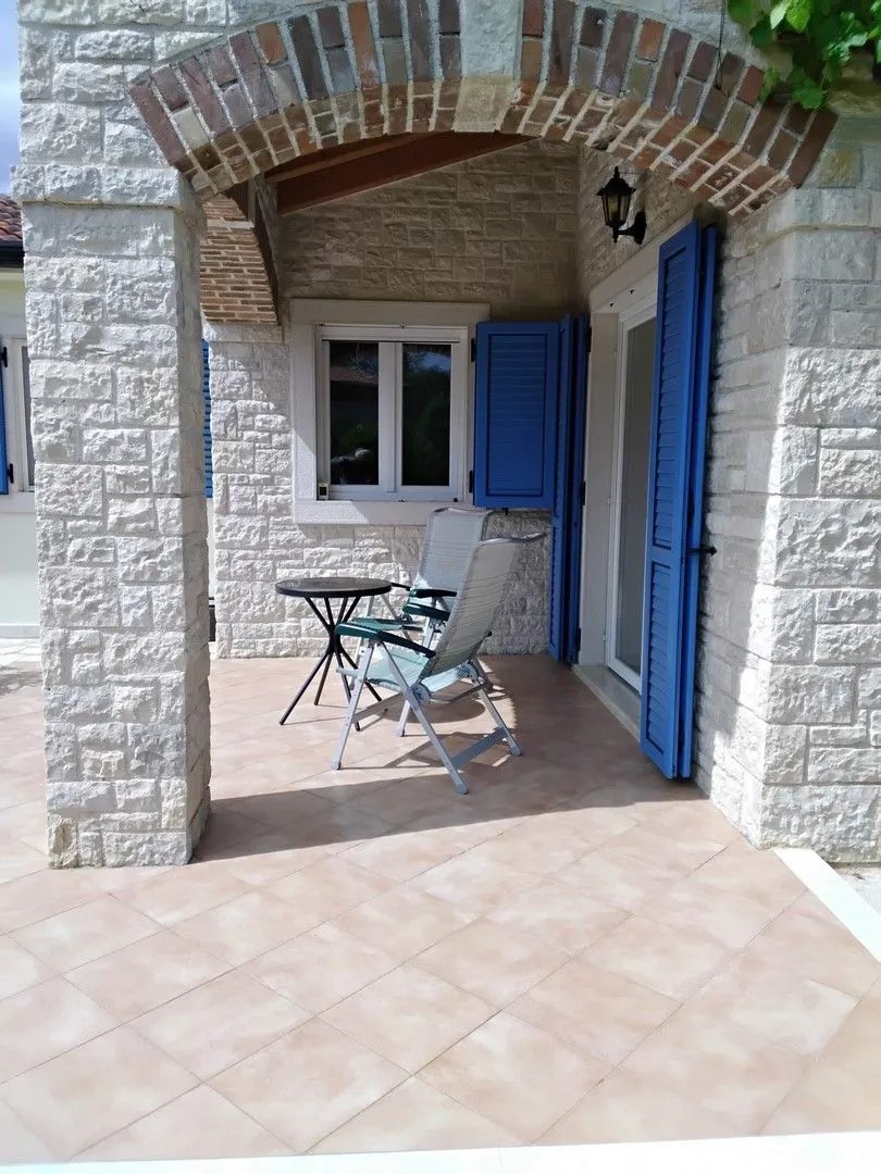 kaštelir- kuća sa bazenom okružena zelenilom - slika 6