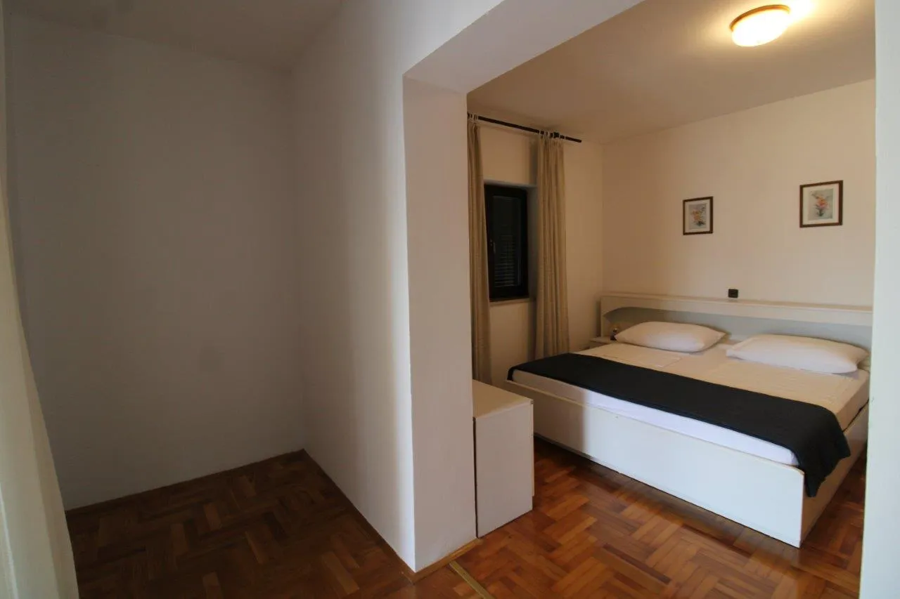 poreč-kuća sa stana na 1500 m od mora - slika 23