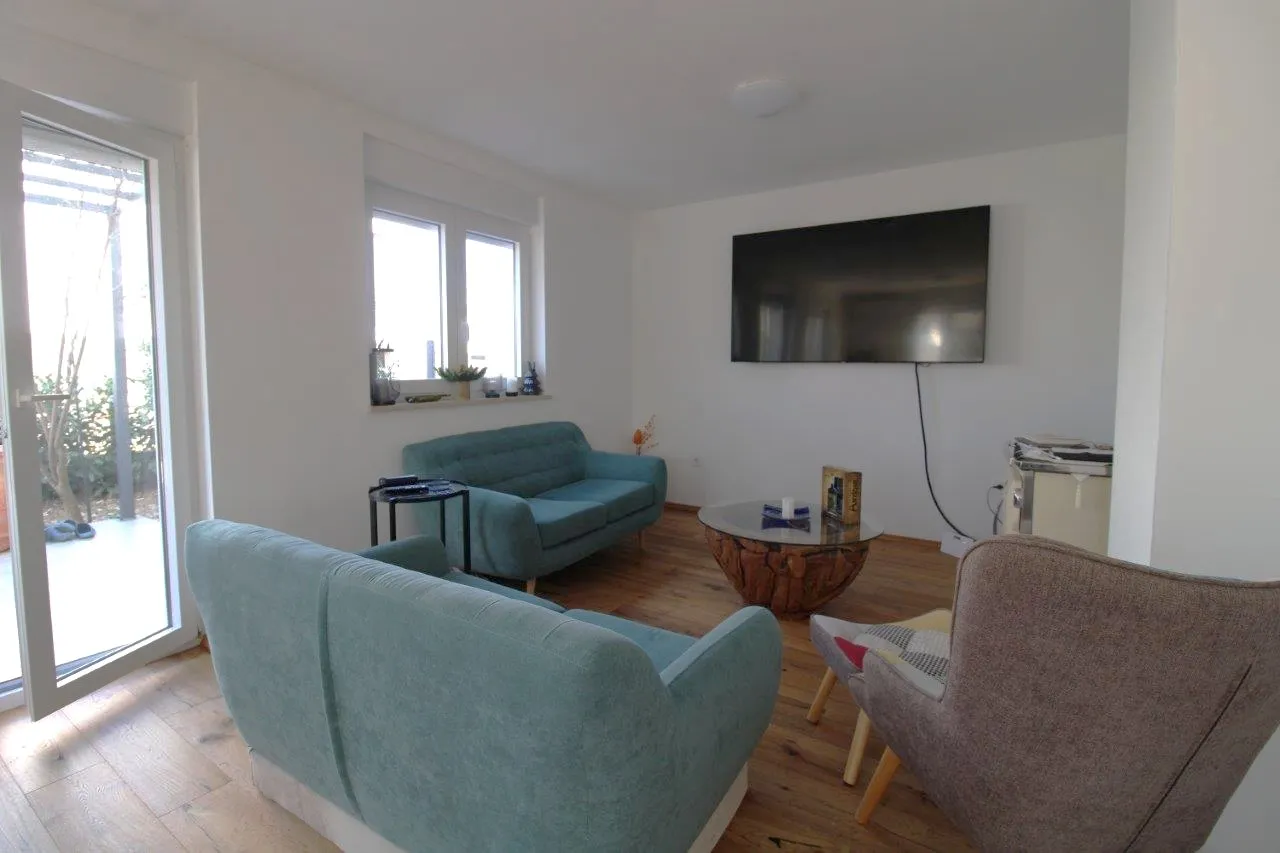 poreč 5 km- kuća sa dodatnim apartmanom na prodaji - slika 9