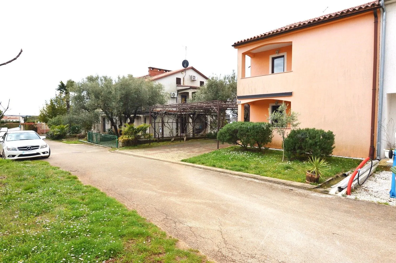 vabriga-dvojna kuća sa četiri apartmana na prodaji - slika 2