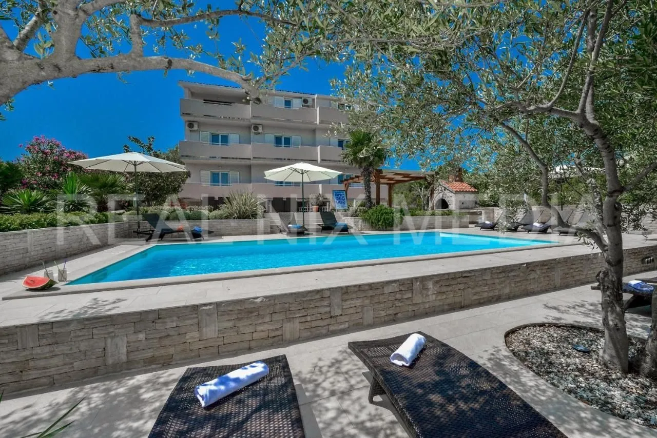 Kukljica-VILLA SA 8 APARTMANA! BAZEN! UREĐENA OKUĆNICA 1700 m2! - Kukljica, Kukljica