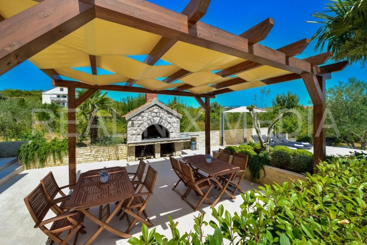 kukljica-villa sa 8 apartmana! bazen! uređena okućnica 1700 m2! - slika 16