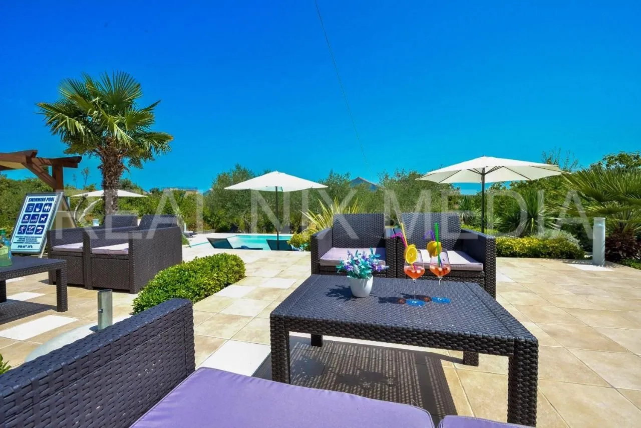 kukljica-villa sa 8 apartmana! bazen! uređena okućnica 1700 m2! - slika 18