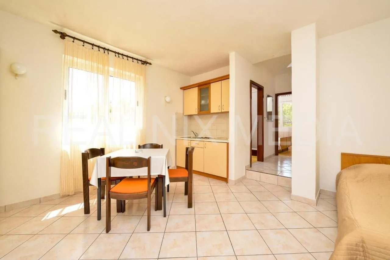 kukljica-villa sa 8 apartmana! bazen! uređena okućnica 1700 m2! - slika 5