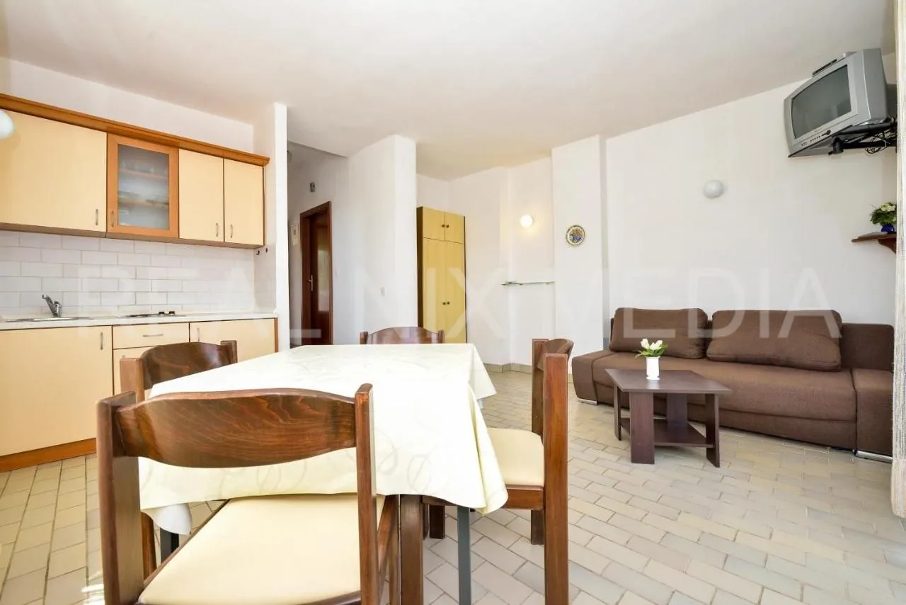 kukljica-villa sa 8 apartmana! bazen! uređena okućnica 1700 m2! - slika 7