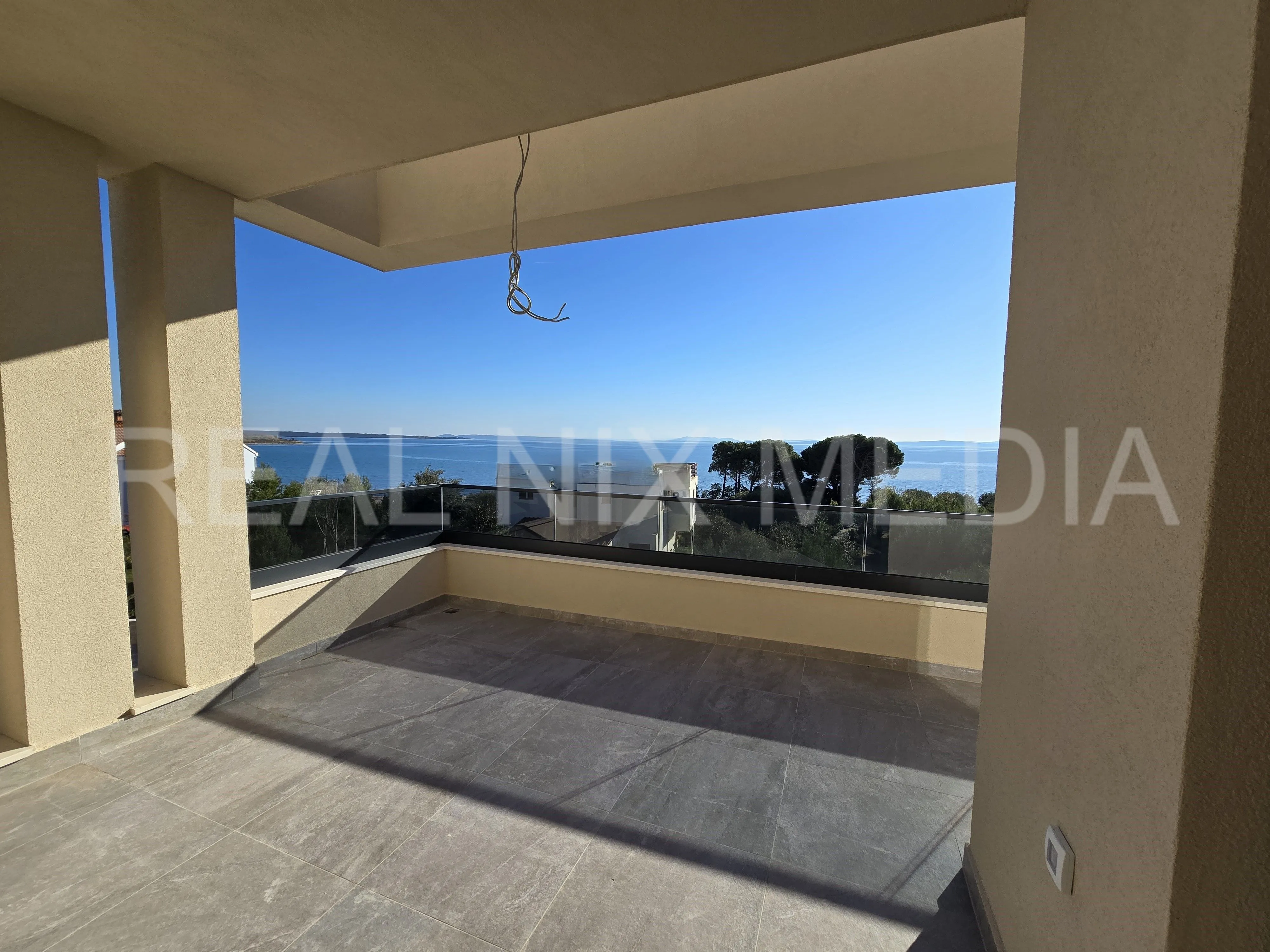 penthouse 171 m2. krovna terasa. lift! 60 metara do mora. - slika 1