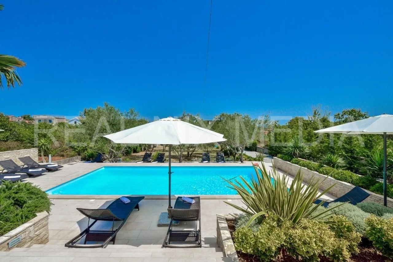 kukljica-villa sa 8 apartmana! bazen! uređena okućnica 1700 m2! - slika 19